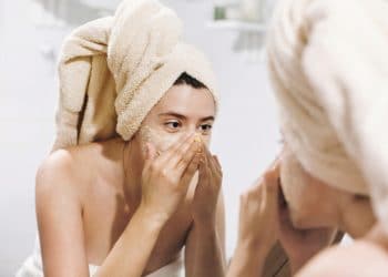 jeune-femme-nettoyage-visage