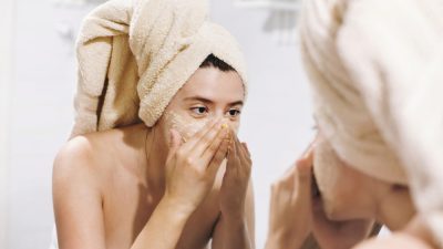 jeune-femme-nettoyage-visage