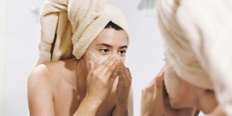 jeune-femme-nettoyage-visage