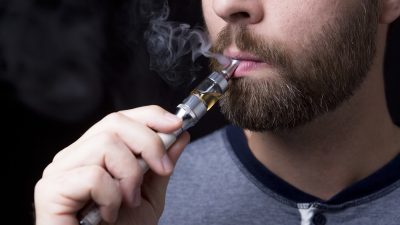 homme vapote cigarette electronique