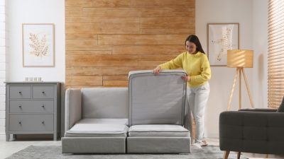 femme deploie canape convertible