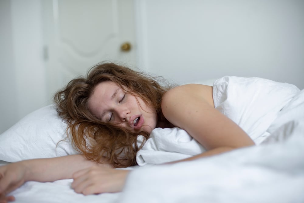 fille qui dort bouche ouverte