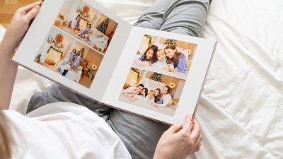 femme regarde album photo