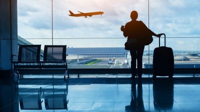 femme attente avion