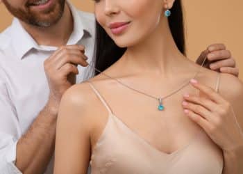 homme met collier à femme