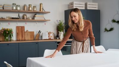 femme pose nappe