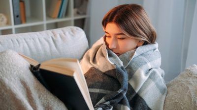 femme avec plaid