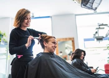 femme dans salon de coiffure