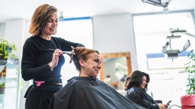 femme dans salon de coiffure