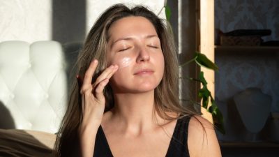 femme applique creme matin