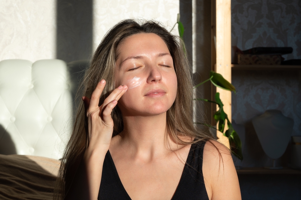 femme applique creme matin