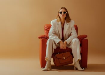 femme avec sac a main