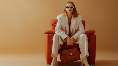 femme avec sac a main